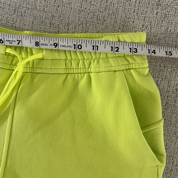 Lululemon Women Sz 4 Loungeful High-Rise Fleece Short 4" Electric Lemon - Picture 10 of 12